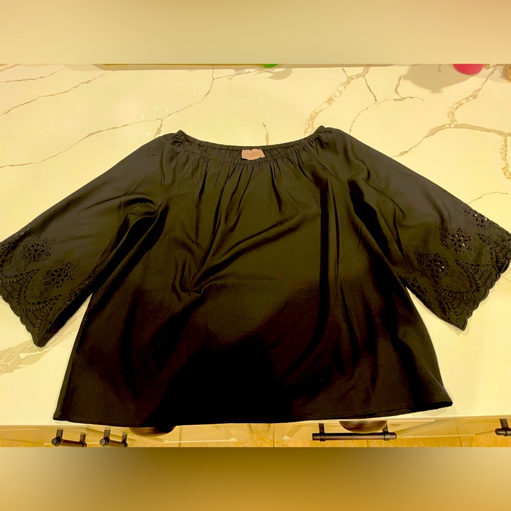 Chicos Womens size 3 black blouse with sleeve detail.